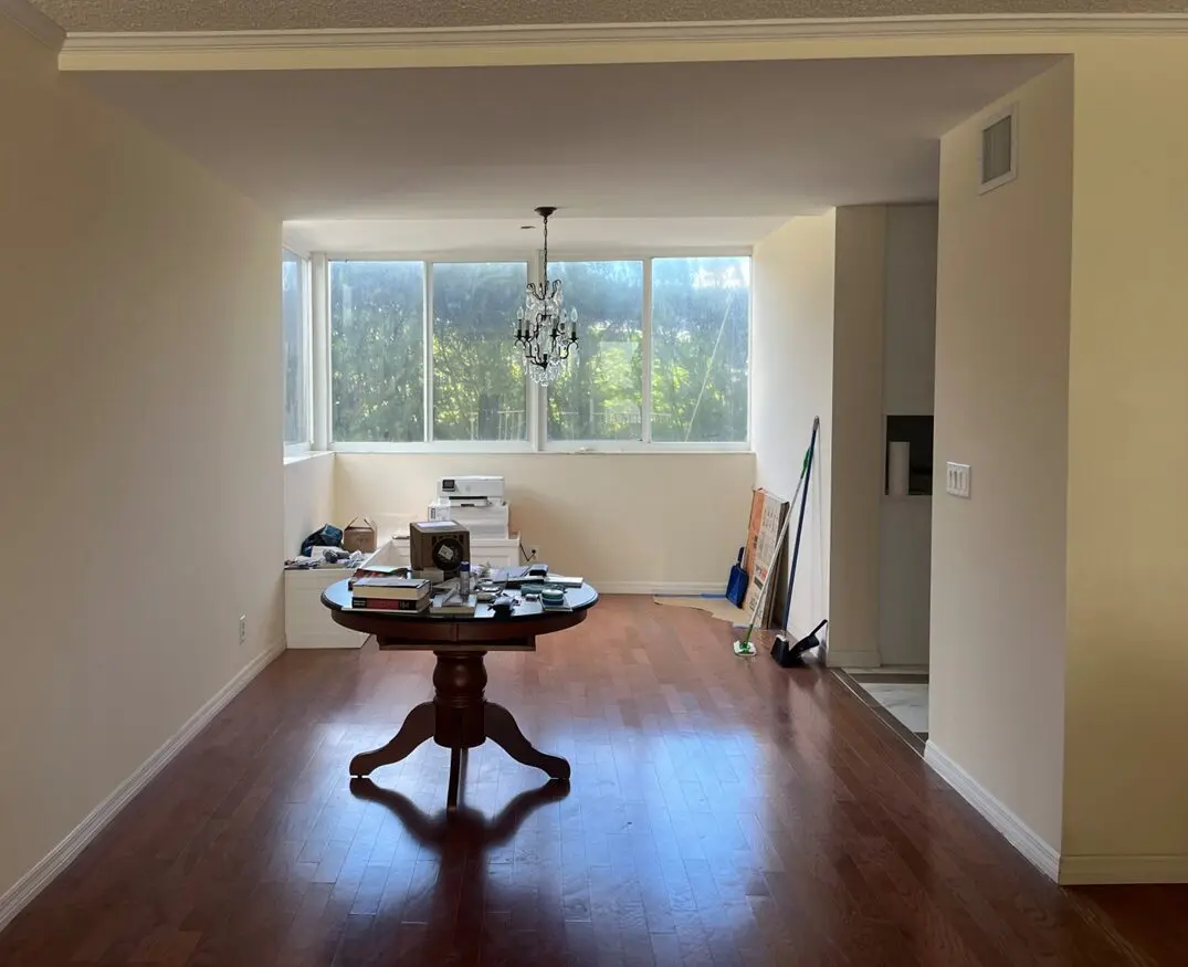 Dining room with round table and chandelier